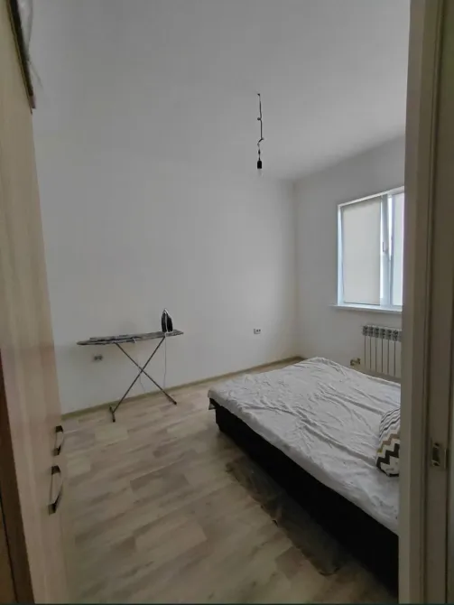 Төсек пен терезе бар жатын бөлме
