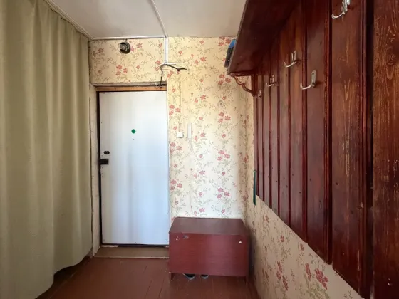 Терезелері бар асхана, жасыл перделер және плита