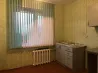 Терезелері бар асхана, жасыл перделер және плита