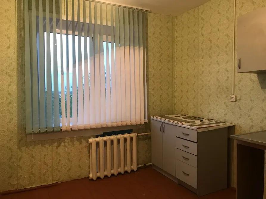 Терезелері бар асхана, жасыл перделер және плита