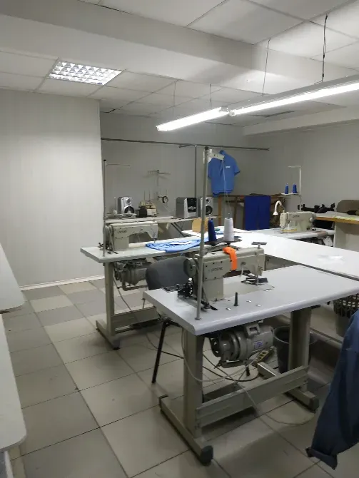 Тігін машиналары және дайын киімдермен жұмыс аймағы