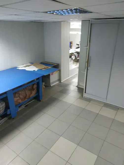 Көк үстел мен сақтау орны бар бос кеңістік