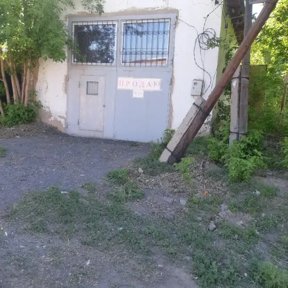 Дверь с надписью 