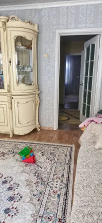 Дверлі проходы мен жиһазы бар бөлме, дәліздің көрінісі