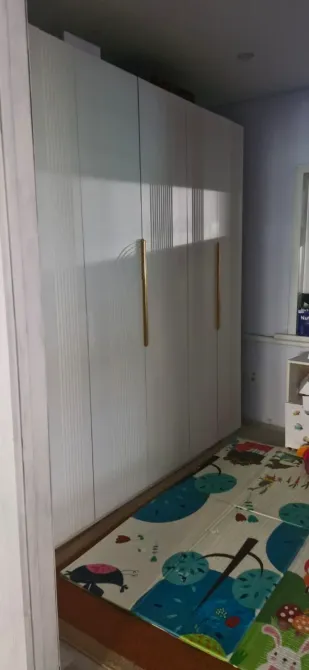 Жерде балалар кілемі бар шкаф