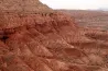 Әдемі қызыл пейзаж, таулар мен терең жыралар