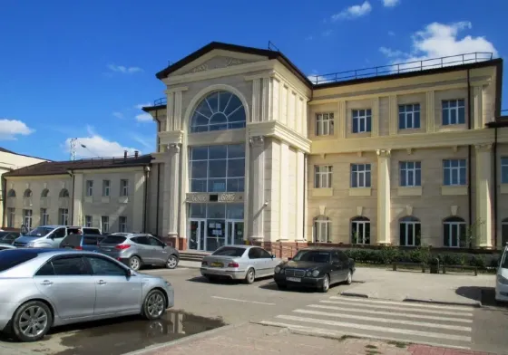 Работающие строительные леса на крыше дома