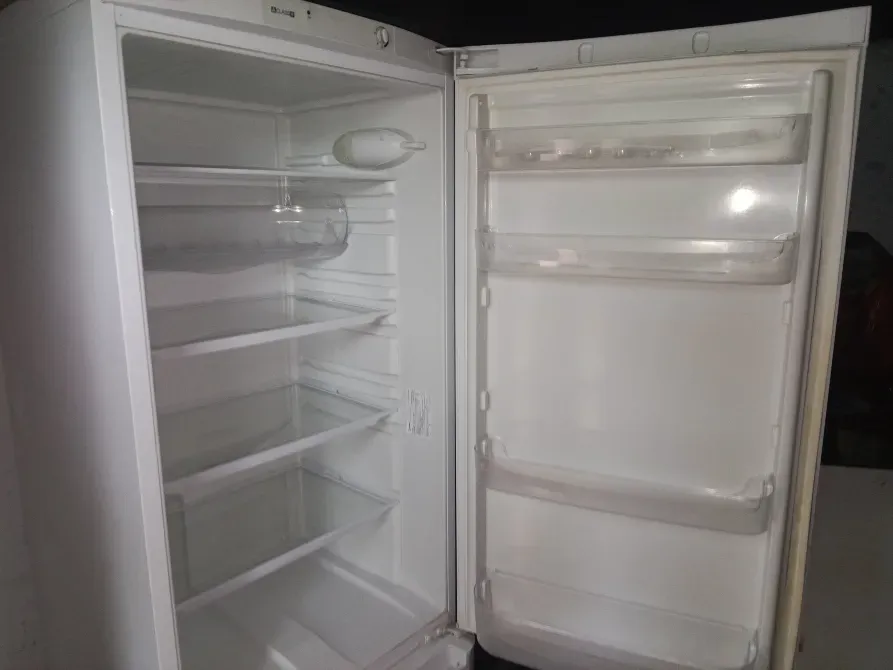 Открытый холодильник с полками для хранения продуктов