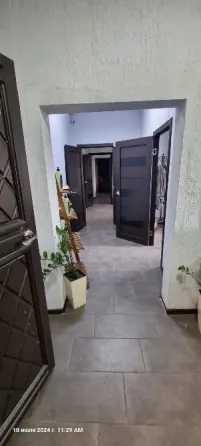 Кіреберісі мен шағын алаңы бар ғимарат