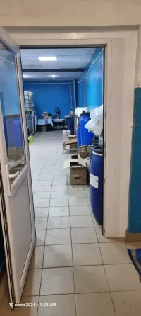 Кіреберісі мен шағын алаңы бар ғимарат