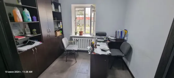 Кіреберісі мен шағын алаңы бар ғимарат