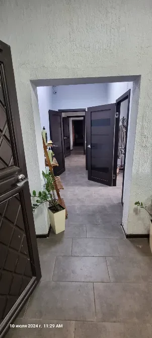 Бірнеше ашық есікпен коридор