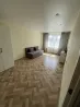 Заманауи бөлме интерьері сұр диванмен және жеңіл перделермен