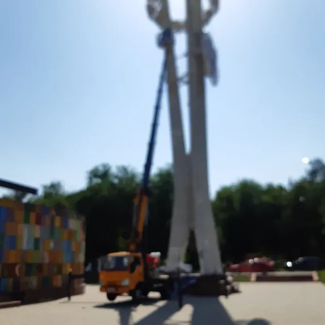 Автовышка на улице с размытым фоном