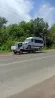 Фургонмен жүк көлігі көктемгі ағаштардың қасында жол жиегінде тұр.