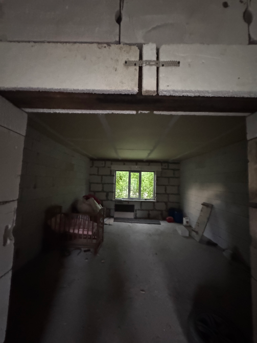 Үйдің ішкі көрінісі, терезе мен едендегі жиһазбен