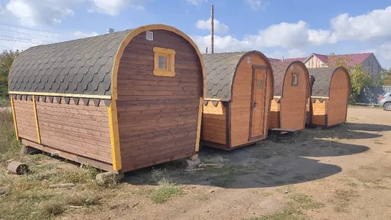 Деревянные баньки в форме бочки на улице