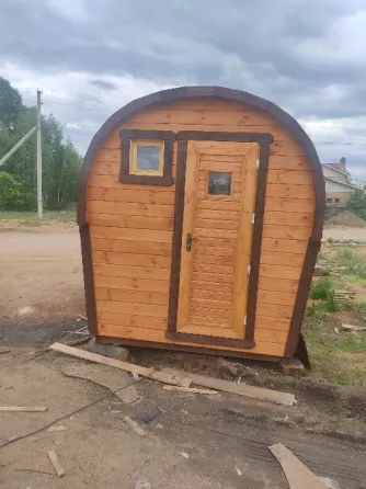 Деревянные баньки в форме бочки на улице