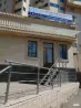Туристік агенттіктің ғимараты орыс тіліндегі жылжымалы жазумен