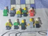 Lego фигуралары түрлі костюмдер мен рөлдерде, қатарда орналастырылған.