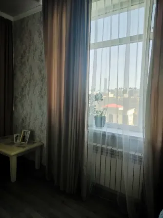 Ақ шкафтар мен тұрмыстық техникасы бар ас үй