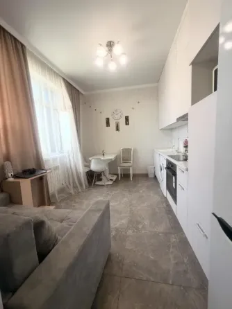 Кухня с белыми шкафами и бытовой техникой