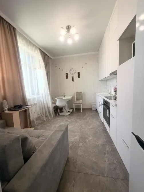 Төсек пен оның үстінде мысық бар жатын бөлме