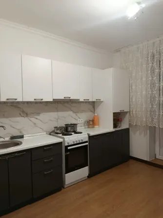 Ашық мөлдір пердесі бар ас үй интерьері және ламинированды ағаш еден