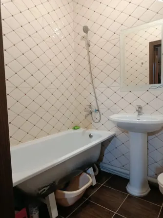 Ашық мөлдір пердесі бар ас үй интерьері және ламинированды ағаш еден