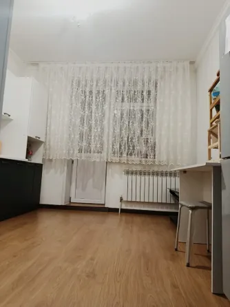 Ашық мөлдір пердесі бар ас үй интерьері және ламинированды ағаш еден