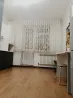 Ашық мөлдір пердесі бар ас үй интерьері және ламинированды ағаш еден