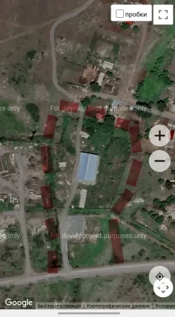 Бутылки с водой расположены в помещении