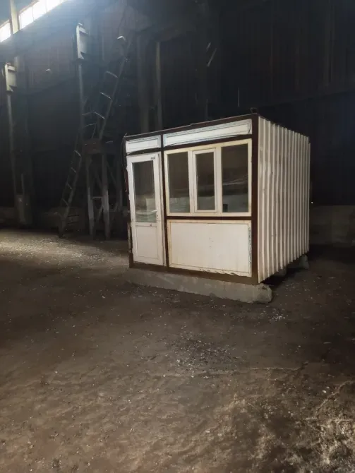 Қойма ішінде кішкентай жеке кабина