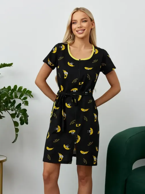 Қара түсті банан мен көздері бар көйлек, белдемшесімен casual стильдегі модель