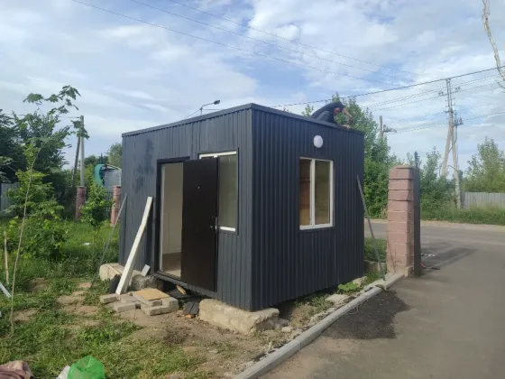 желтая строительная ограда рядом со зданием