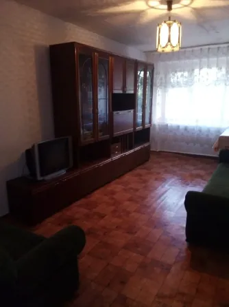 Ұйықтайтын бөлме: кереует, шкаф, терезе
