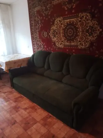 Ұйықтайтын бөлме: кереует, шкаф, терезе