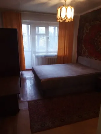 Ұйықтайтын бөлме: кереует, шкаф, терезе