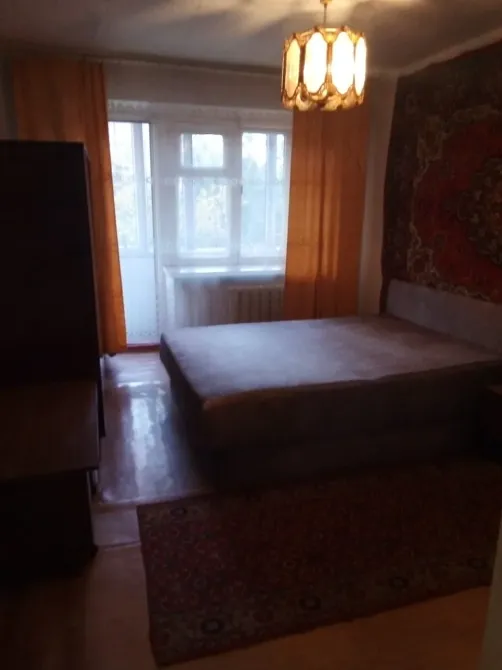 Ұйықтайтын бөлме: кереует, терезелер