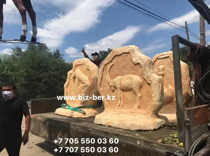 Перевозка скульптур животных на грузовике