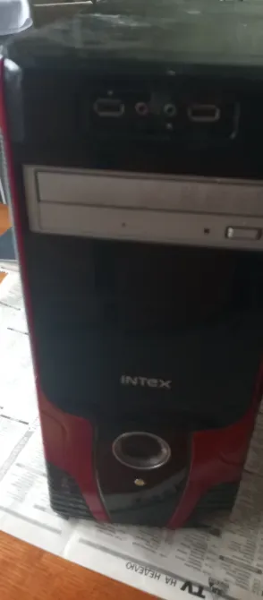 Компьютерный корпус INTEK спереди с разъемами и лотком для дисков