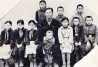 Отбасы фотосы, ер адам мен балалар тобы дәстүрлі киімде