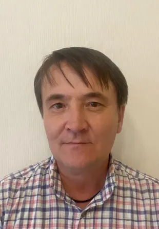 Ер адамның жүзі көк қабырға үстінде