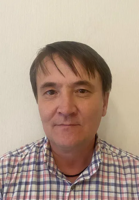 Ер адамның беті нейтралды фонмен және текше үлгідегі көйлекпен