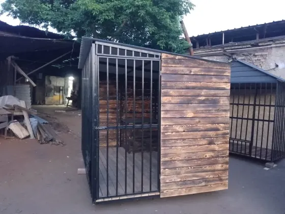 Клетка для животных с металлическими прутьями и деревянным полом