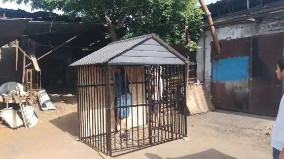 Клетка для животных с металлическими прутьями и деревянным полом