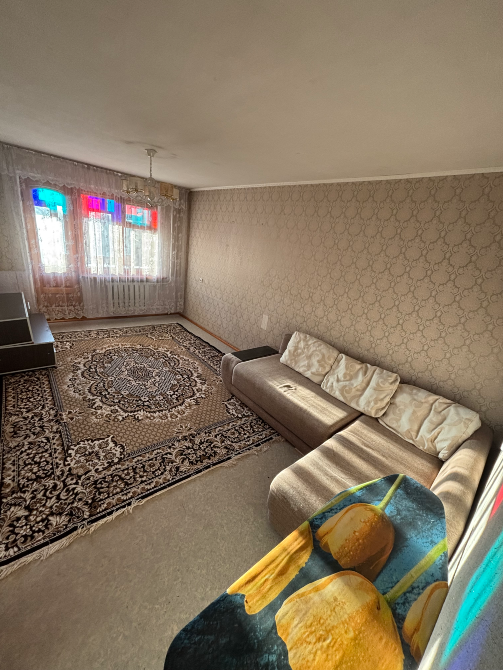 Диван мен кілемі бар бөлме