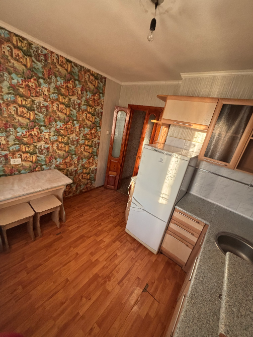 Асты үстелі мен тұрмыстық техникасы бар ас үй