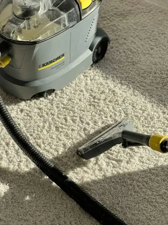 Логотип компании Arve Cleaning с надписью о профессиональной уборке офисов и коммерческих помещений