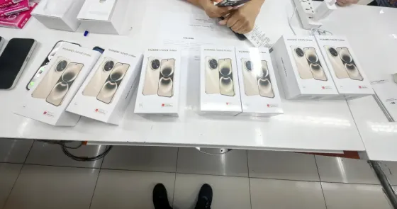 HUAWEI nova 15 Max смартфонының қаптамасы